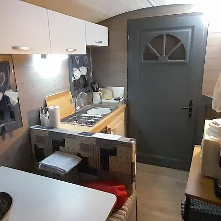 Σαλέ Location Type Gite, D'hote, Meuble De Tourisme Dans Joli Petit Typique Et Ou Jolie Roulotte Type Boheme