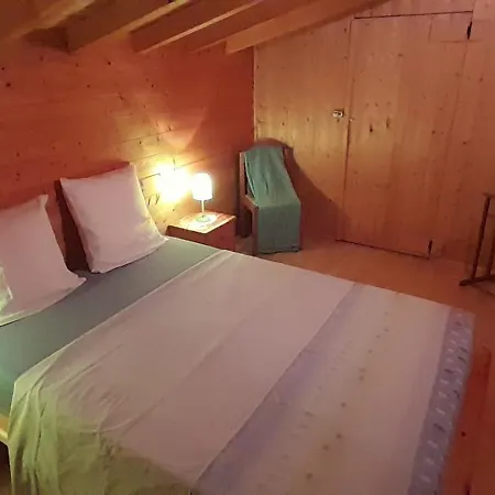 Σαλέ Location Type Gite, D'hote, Meuble De Tourisme Dans Joli Petit Typique Et Ou Jolie Roulotte Type Boheme