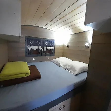 Location Type Gite, D'hote, Meuble De Tourisme Dans Joli Petit Typique Et Ou Jolie Roulotte Type Boheme Chalet