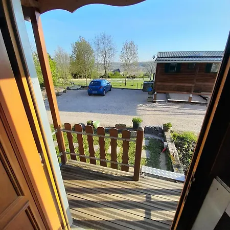 Σαλέ Location Type Gite, D'hote, Meuble De Tourisme Dans Joli Petit Typique Et Ou Jolie Roulotte Type Boheme Waldighoffen