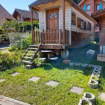 Chalet Location Type Gite, D'hote, Meuble De Tourisme Dans Joli Petit Typique Et Ou Jolie Roulotte Type Boheme Waldighoffen