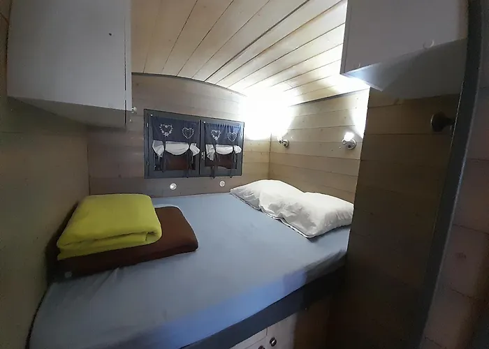 Location Type Gite, D'hote, Meuble De Tourisme Dans Joli Petit Typique Et Ou Jolie Roulotte Type Boheme Alpesi faház