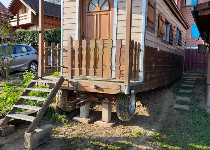 Chalet Location Type Gite, D'hote, Meuble De Tourisme Dans Joli Petit Typique Et Ou Jolie Roulotte Type Boheme Waldighoffen