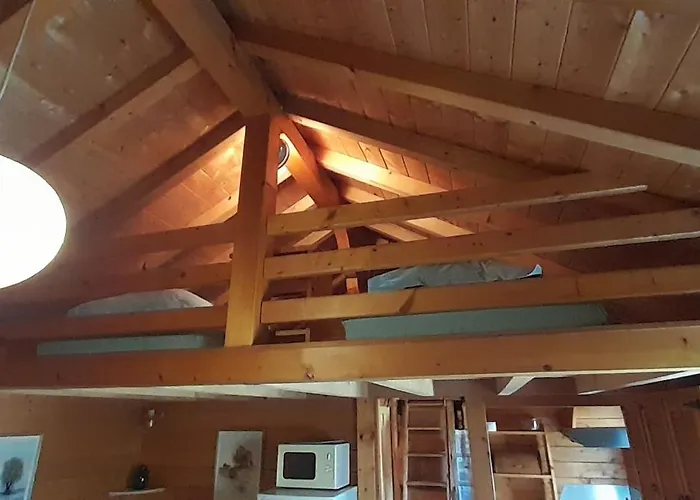 Chalet Location Type Gite, D'hote, Meuble De Tourisme Dans Joli Petit Typique Et Ou Jolie Roulotte Type Boheme